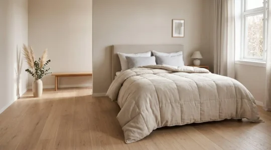 Edredón nórdico de gramaje medio sobre cama con luz natural suave en dormitorio contemporáneo