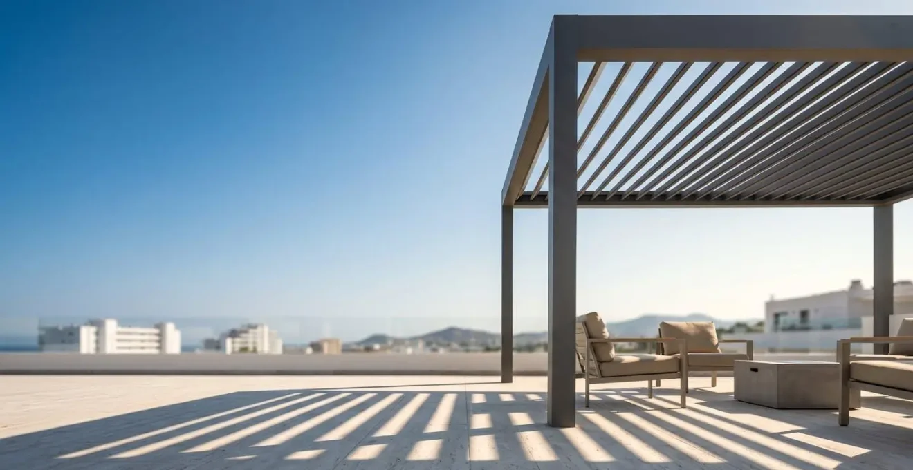 Pérgola bioclimática moderna con lamas orientables protegiendo una terraza luminosa del sol intenso