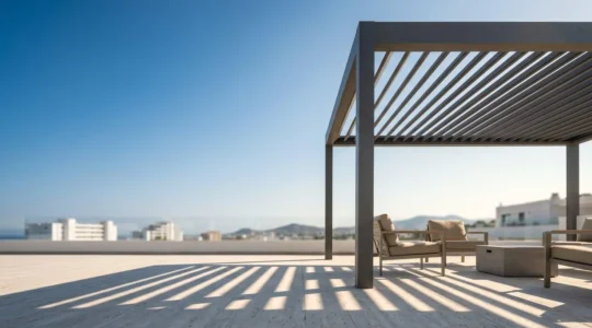 Pérgola bioclimática moderna con lamas orientables protegiendo una terraza luminosa del sol intenso